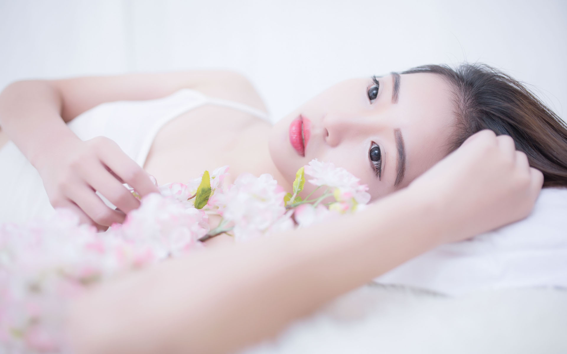 高温“烤”验下的工作者：打捞水草保灌解“渴”